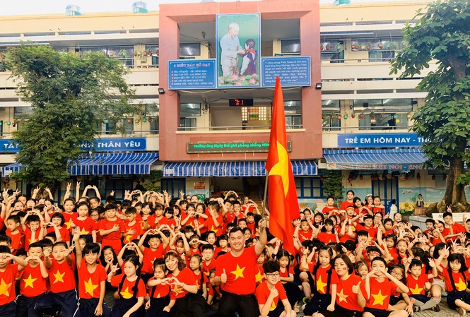 Học sinh tiểu học TPHCM diện áo cờ đỏ sao vàng tiếp lửa cho U22 Việt Nam Thầy trò Trường Tiểu học Nguyễn Thị Minh Khai, quận Gò Vấp, TPHCM cùng mặc áo cờ đỏ sao vàng cổ vũ U22 Việt Nam