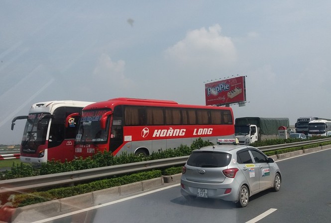 Xe tải đâm xế hộp, cao tốc Pháp Vân ùn tắc kinh hoàng Xe tải đâm xế hộp, cao tốc Pháp Vân ùn tắc kinh hoàng
