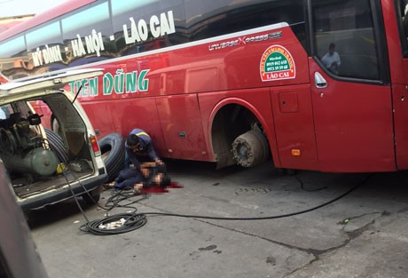 Nổ lốp xe khách, thợ sửa xe bất tỉnh trong bến Mỹ Đình Người đàn ông bất tỉnh sau sự cố nổ lốp. Ảnh: Thanh Sơn.