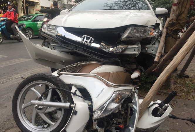 Xế hộp đâm gục xe máy trên phố ngày đầu đi làm sau Tết Xế hộp đâm gục xe máy trên phố ngày đầu đi làm sau Tết