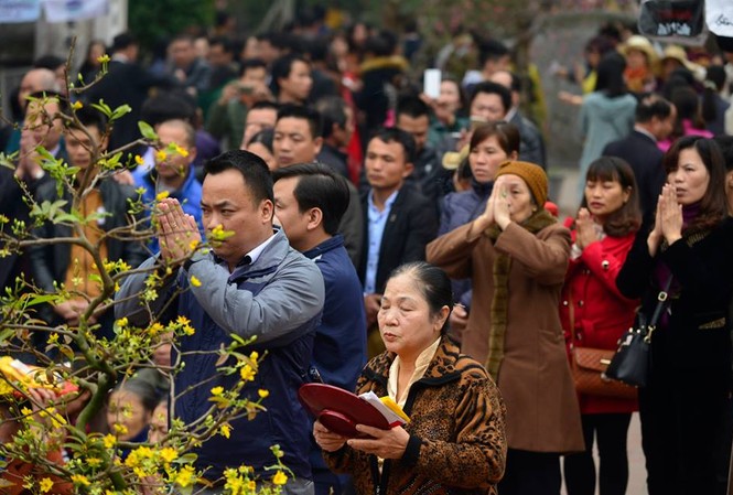 Hàng ngàn người chen chân về đền Trần trước giờ khai ấn Hàng ngàn người chen chân về đền Trần trước giờ khai ấn