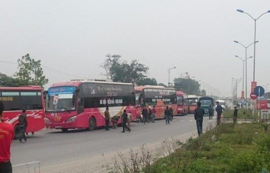 70 xe khách kéo đoàn trên cao tốc phản đối việc phân luồng 70 xe khách kéo đoàn trên cao tốc phản đối việc phân luồng
