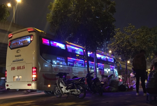 Tin mới vụ 'bến dù' đón khách dưới lòng đường Hà Nội Tin mới vụ 'bến dù' đón khách dưới lòng đường Hà Nội