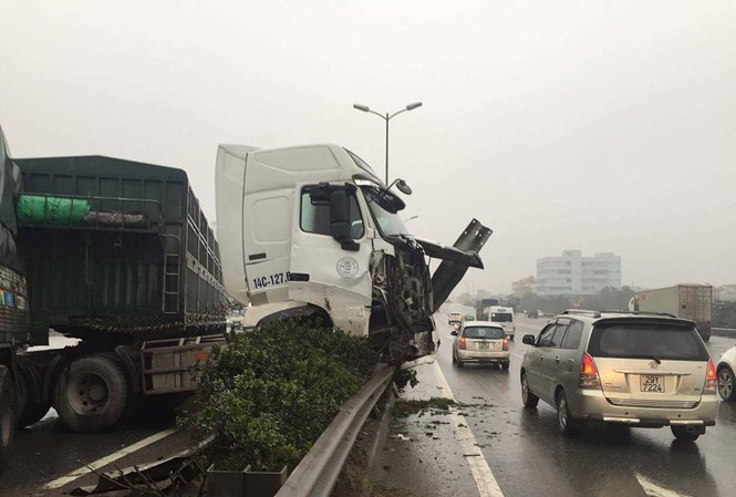 3 container mất lái trên cầu Thanh Trì, giao thông tê liệt 3 container mất lái trên cầu Thanh Trì, giao thông tê liệt
