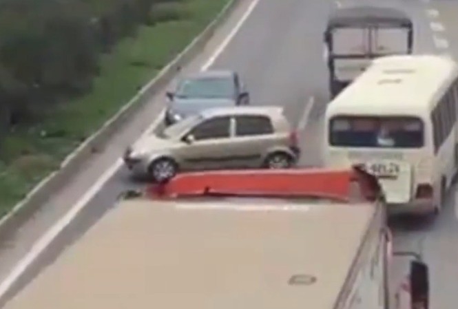 Tước giấy phép lái xe 3 tài xế đi ngược chiều trên cao tốc Xế hộp quay đầu, di chuyển ngược chiều trên cao tốc Hà Nội - Bắc Giang.