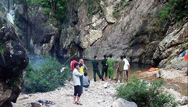 Tìm thấy nạn nhân chết đuối ở thác Chênh Vênh Tìm thấy nạn nhân chết đuối ở thác Chênh Vênh