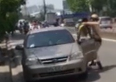 CSGT dùng tay kẹp cổ, khống chế nam tài xế đi sai làn đường Cảnh sát khống chế tài xế trên đê Nguyễn Khoái.