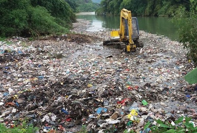 Chủ tịch xã nói gì về hàng chục tấn rác xả xuống suối ở Hà Giang Chiếc máy xúc cào rác xuống suối tại xã Tân Quang (Bắc Quang, Hà Giang).