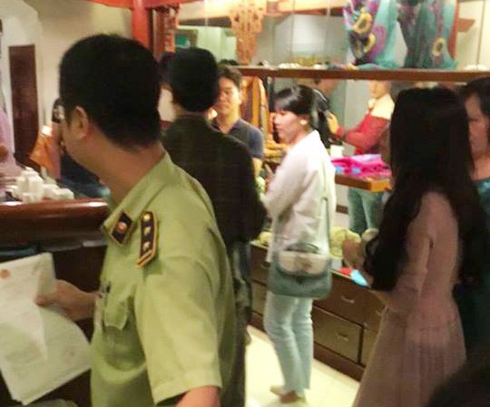 Công an Hà Nội chưa nhận được hồ sơ vụ Khaisilk Cơ quan chức năng kiểm tra cửa hàng KhaiSilk tại cửa hàng 113 Hàng Gai.