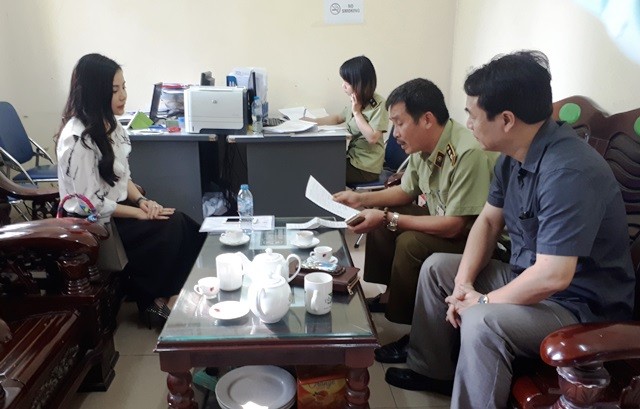Điều tra lô mỹ phẩm gần 11 tỷ của cựu thí sinh 'Hoa hậu quý bà' Đại diện Cty TS Việt Nam làm việc với QLTT. Ảnh: Dân việt.