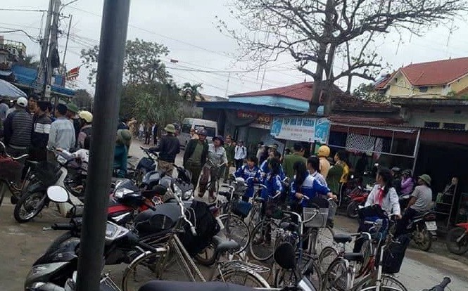 Nổ tại cây xăng do dùng máy khò tháo dỡ, 2 người thương vong Người dân vây kín hiện trường. Ảnh: Hải phòng 24h