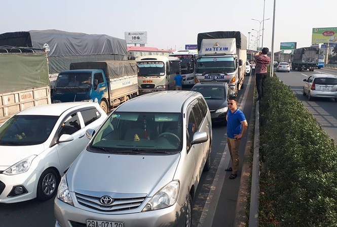 Xe ben lật nghiêng trên cao tốc Pháp vân, giao thông tê liệt Xe ben lật nghiêng trên cao tốc Pháp vân, giao thông tê liệt