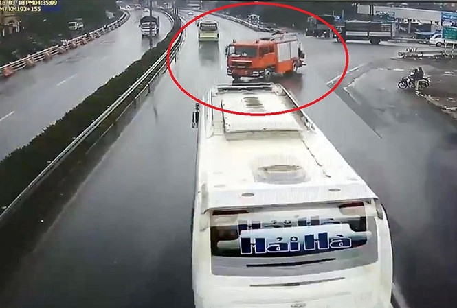 Vụ xe khách đâm xe cứu hỏa: Cần làm rõ quy trình thực hiện công vụ Hình ảnh xe cứu hỏa nhập làn cao tốc dẫn đến va chạm với xe khách.