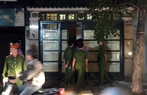 Cựu Phó tổng cục trưởng công an bị bắt liên quan vụ Vũ ‘nhôm’ là ai? Công an khám xét nhà ông Phan Hữu Tuấn tại phố Yên Phụ, quận Tây Hồ tối 17/4. Ảnh: Nguyễn Hoàn