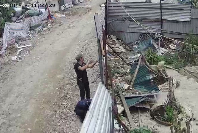 Điều tra nhóm côn đồ hành hung người dân giữa ban ngày ở Hà Nội Hình ảnh côn đồ phá rào tôn