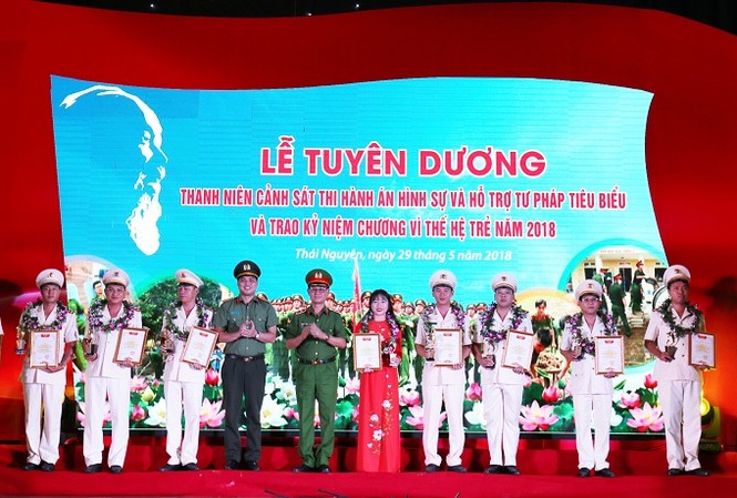 Tuyên dương 10 cảnh sát thi hành án tiêu biểu 2018 Tuyên dương 10 cảnh sát thi hành án tiêu biểu 2018