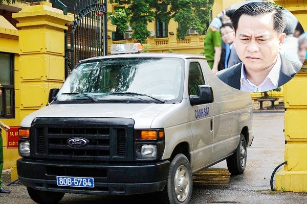 Toàn cảnh phiên xét xử, tuyên phạt Vũ “nhôm” 9 năm tù Vũ nhôm (ảnh nhỏ) được dẫn giải rời khỏi TAND Hà Nội sau phiên xét xử sơ thẩm chiều 30/7. Ảnh: Như Ý