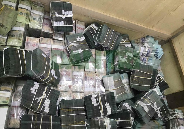 Kê biên loạt biệt thự trị giá gần 300 tỷ của dì ruột Phan Sào Nam Cơ quan chức năng thu giữ số tiền lớn của Phan Sào Nam. Ảnh: Dân trí