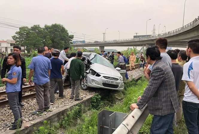 Tàu hỏa đâm nát ô tô ở Hải Dương, 5 người thương vong Hiện trường vụ tai nạn.