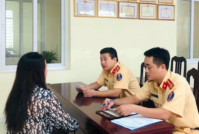 Tước bằng lái của nữ tài xế không nhường đường xe cảnh sát làm nhiệm vụ Tài xế làm việc với cảnh sát ngày 13/9.