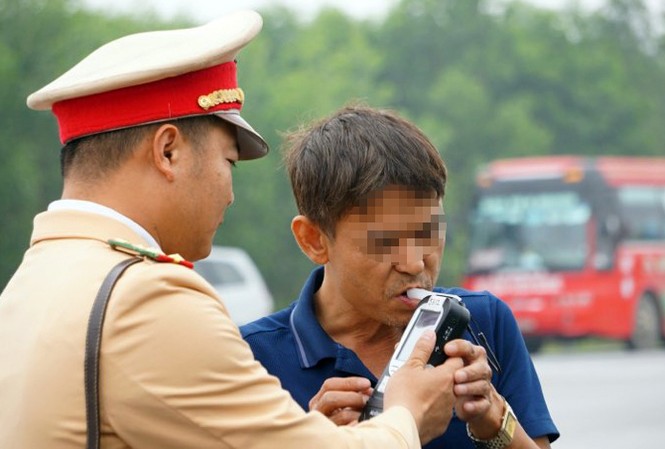Uống rượu từ tối trước đến hôm sau vẫn bị phạt 7 triệu đồng CSGT kiểm tra nồng độ cồn tài xế trên cao tốc Nội Bài - Lào Cai.