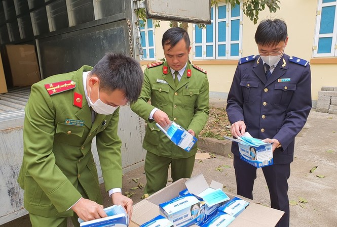 Tạm giữ gần 62.000 khẩu trang chuẩn bị xuất lậu sang Trung Quốc Lực lượng chức năng kiểm tra lô khẩu trang.