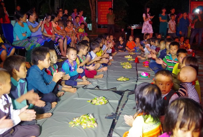 Chiến sĩ biên phòng mang tết Trung thu cho trẻ em biên giới Chiến sĩ biên phòng mang tết Trung thu cho trẻ em biên giới