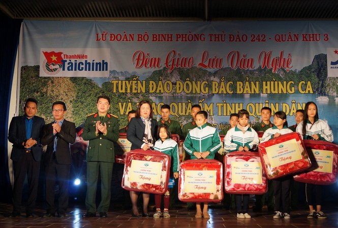 Đồng hành cùng quân dân tuyến đảo Đông Bắc Trung tá Ngô Quốc Bảo, Chính ủy Lữ đoàn 242 và đại diện các đơn vị đồng hành trao tặng quà cho quân và dân trên huyện đảo Vân Đồn, tối 22/11