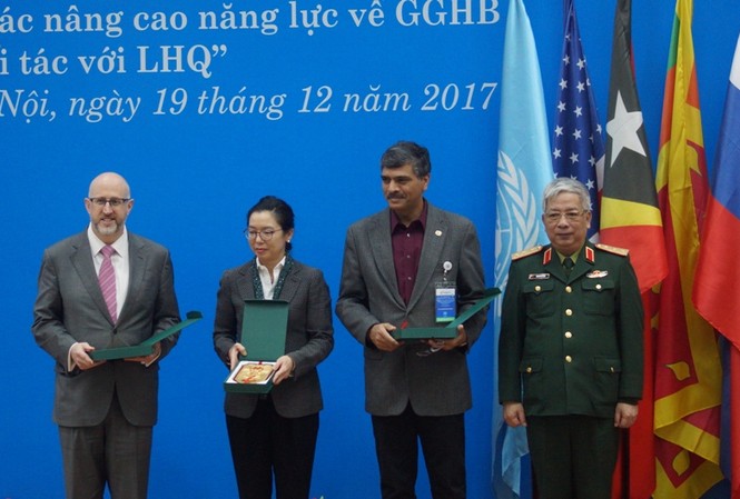 Vì một thế giới không chiến tranh Đại diện Cục Hỗ trợ thực địa LHQ và các nước đồng chủ trì hội thảo tại lễ khai mạc, sáng 19/12