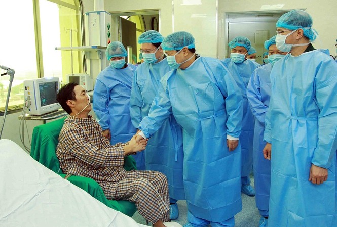 Đại tướng Ngô Xuân Lịch biểu dương Bệnh viện 108 Đại tướng Ngô Xuân Lịch thăm hỏi, trò chuyện với ông Trần Ngọc Hanh - người được ghép phổi lấy từ người cho chết não đầu tiên ở Việt Nam tại Bệnh viện T.Ư Quân đội 108, sáng 27/3