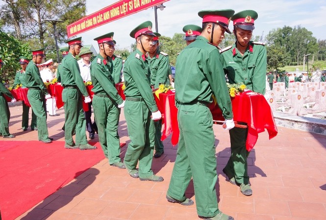 An táng hài cốt 98 liệt sĩ hy sinh tại Lào An táng hài cốt 98 liệt sĩ hy sinh tại Lào