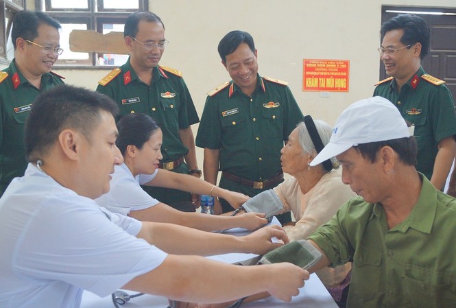 Tuổi trẻ Quân đội tri ân tại Phúc Thọ Ảnh: Nguyễn Minh