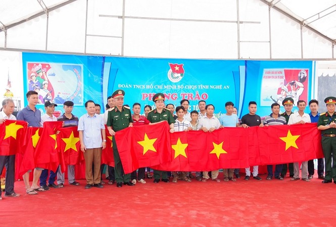 Đề xuất xây dựng hải đội dân quân biển bảo vệ chủ quyền biển, đảo Lãnh đạo Quân khu 4 và Bộ Chỉ huy Quân sự tỉnh Nghệ An trao tặng cờ Tổ quốc cho ngư dân thị xã Cửa Lò