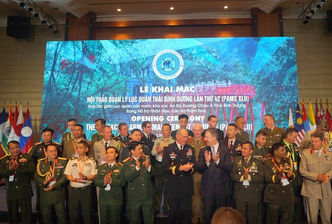 Chung tay đối mặt với thảm họa Ảnh: Nguyễn Minh