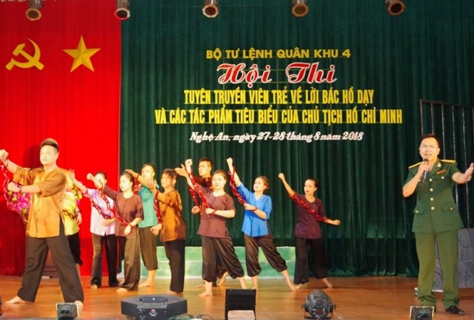 Thi Tuyên truyền viên trẻ về lời Bác Hồ dạy Đội TTVT Bộ CHQS tỉnh Nghệ An với phần thi tuyên truyền tác phẩm Nhật kí trong tù của Chủ tịch Hồ Chí Minh