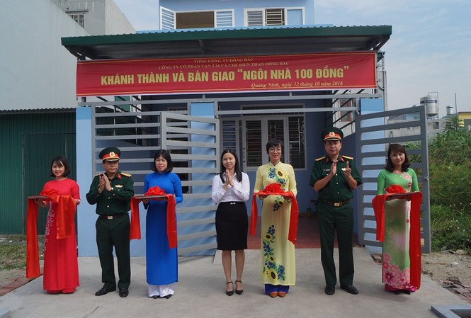 Tặng nhà 100 đồng cho cán bộ Đoàn có hoàn cảnh khó khăn Đại diện Tổng Công ty Đông Bắc, Công ty CP Vận tải và Chế biến than Đông Bắc và địa phương cắt băng khánh thành Ngôi nhà 100 đồng tặng gia đình anh Dũng
