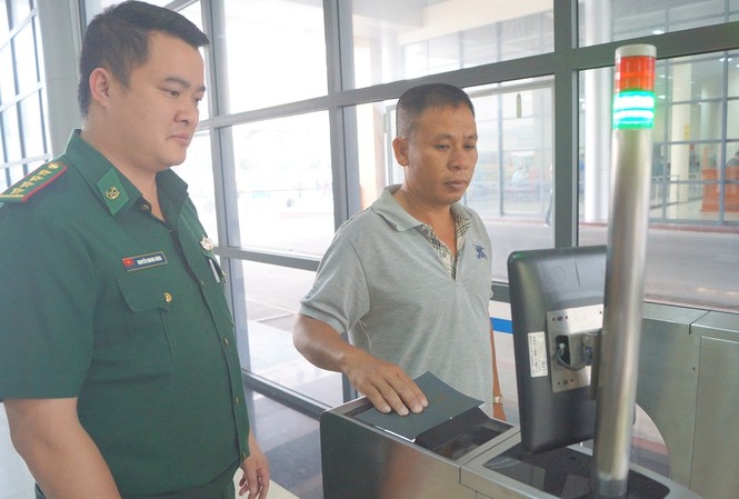 Giảm phiền hà, sách nhiễu hành khách tại cửa khẩu Cán bộ biên phòng hướng dẫn hành khách làm thủ tục nhập cảnh tự động tại Cửa khẩu quốc tế Móng Cái