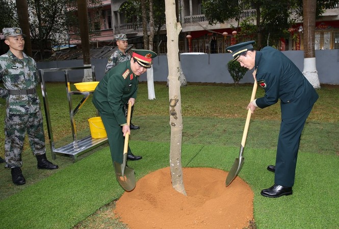 Bắt đầu hoạt động Giao lưu hữu nghị Quốc phòng biên giới Việt - Trung Bộ trưởng Quốc phòng Việt - Trung trồng cây lưu niệm tại Đại đội Biên phòng thị trấn Thủy Khẩu (Quảng Tây, Trung Quốc)