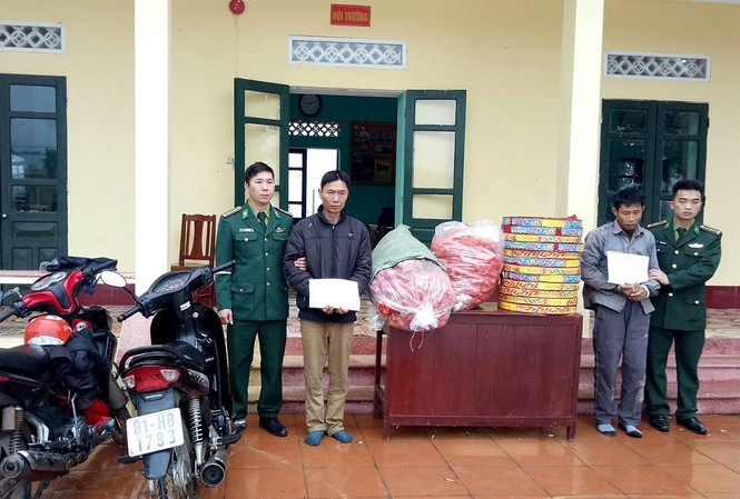 Lội suối vượt biên vận chuyển pháo nổ vào Việt Nam Mạc Văn Tuyên và Mai Văn Cảnh cùng tang vật pháo nổ bị Đồn Biên phòng Quảng Đức bắt giữ đêm 19/1