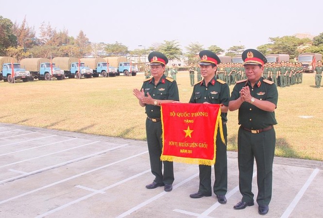 Bảo đảm vận tải cho Quân đội huấn luyện, sẵn sàng chiến đấu Trung tướng Lê Văn Hoàng trao cờ Đơn vị huấn luyện giỏi năm 2018 của Bộ Quốc phòng tặng Lữ đoàn 683, sáng 1/3