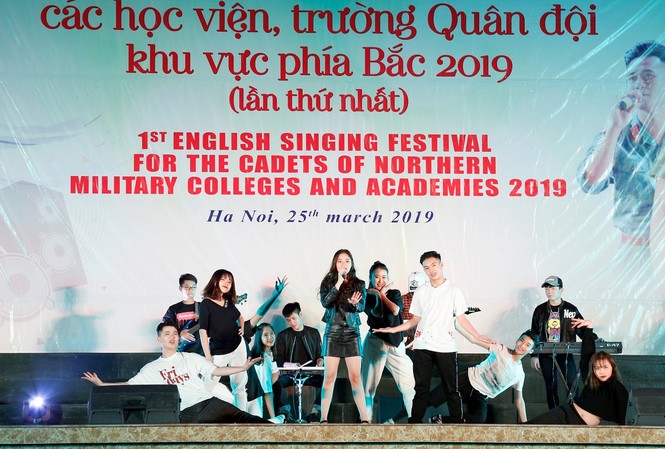 Sinh viên áo lính trổ tài hát tiếng Anh Một tiết mục của các bạn trẻ tại liên hoan