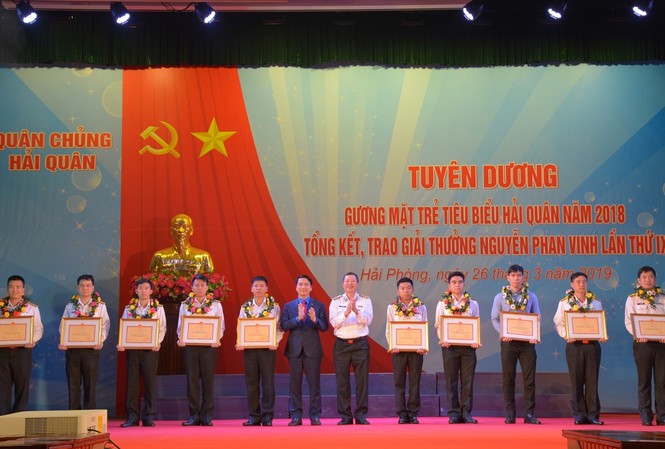 Tôn vinh điển hình trẻ Quân chủng Hải quân Đồng chí Nguyễn Ngọc Lương và Chuẩn Đô đốc Đặng Minh Hải trao Danh hiệu “Gương mặt trẻ tiêu biểu” Hải quân năm 2018 cho 10 cá nhân