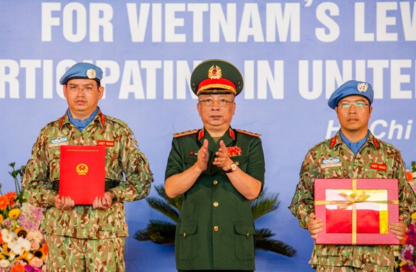 Sơ kết 5 năm Việt Nam tham gia gìn giữ hòa bình Liên hợp quốc Lãnh đạo Bộ Quốc phòng trao Quyết định của Chủ tịch nước cùng cờ Tổ quốc cho Bệnh viện dã chiến cấp 2.1 trước khi lên đường làm nhiệm vụ tại Nam Sudan, tháng 10/2018