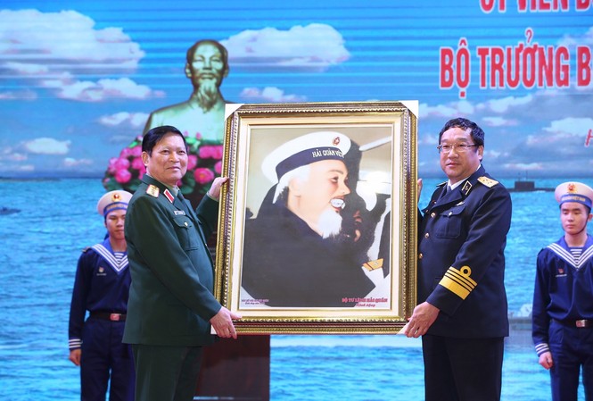 Bộ trưởng Quốc phòng Ngô Xuân Lịch làm việc với Quân chủng Hải quân Lãnh đạo Quân chủng Hải quân trao tặng ảnh chân dung Chủ tịch Hồ Chí Minh cho Đại tướng Ngô Xuân Lịch. Ảnh: PV