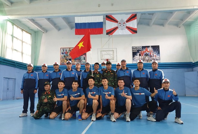 Army Games 2020: Công binh Việt Nam đoạt cúp vàng bóng chuyền Đội tuyển Công binh chụp ảnh lưu niệm sau khi giành Cúp vàng bóng chuyền trong khuôn khổ Army Games 2020. Ảnh: QĐND