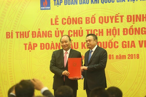 Tân Chủ tịch PVN nói gì ngày đầu nhận 'ghế nóng'? Thủ tướng Nguyễn Xuân Phúc trao Quyết định Chủ tich HĐTV cho ông Trần Sỹ Thanh