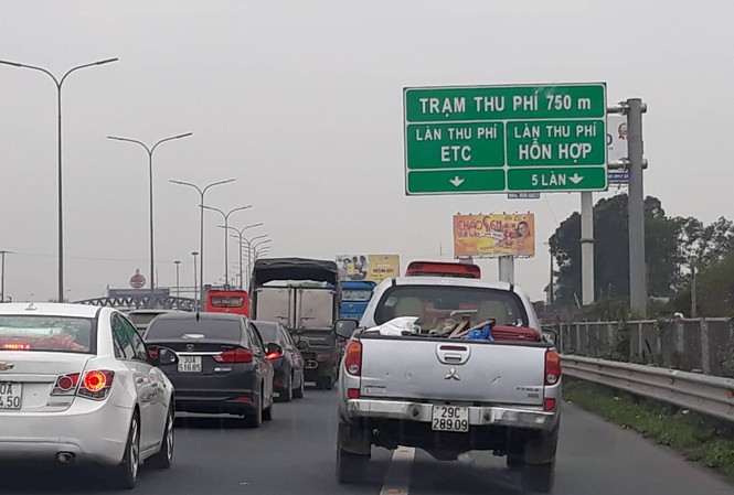 Ùn tắc kéo dài trước trạm thu phí cao tốc Pháp Vân - Cầu Giẽ Ùn tắc dài trước trạm thu phí cao tốc Pháp Vân – Cầu Giẽ
