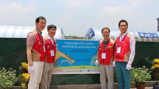 Cải thiện nguồn nước sông Nhuệ ô nhiễm nặng: Dự án cấp bách vì tương lai thế hệ trẻ Các đại diện của Lotte Shopping Plaza, ĐH Seoul và Quỹ môi trường KFG chụp ảnh lưu niệm tại công trình