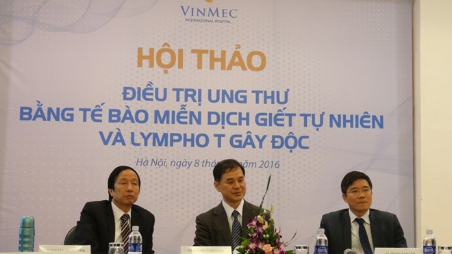 Liệu pháp miễn dịch tự nhiên tại bệnh viện Vinmec Times City GS Terunuma, Giám đốc Viện liệu pháp sinh học Nhật Bản (người ngồi giữa) chia sẻ kinh nghiệm điều trị ung thư bằng miễn dịch tự nhiên tại Vinmec ngày 8/1/2016.