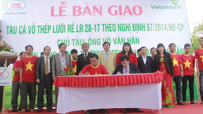 Vietcombank Quảng Ngãi bàn giao tàu vỏ thép cho ngư dân vay vốn theo Nghị định 67 Lễ bàn giao tàu cá vỏ thép cho ngư dân Võ Văn Hân. Ảnh: Tôn Long Thắng
